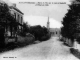 Entrée du pays par la route d'Andouillé et l'école des filles, vers 1910 (carte postale ancienne).