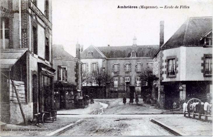 Evole des Filles, vers 1905 (carte postale ancienne); - Ambrières-les-Vallées