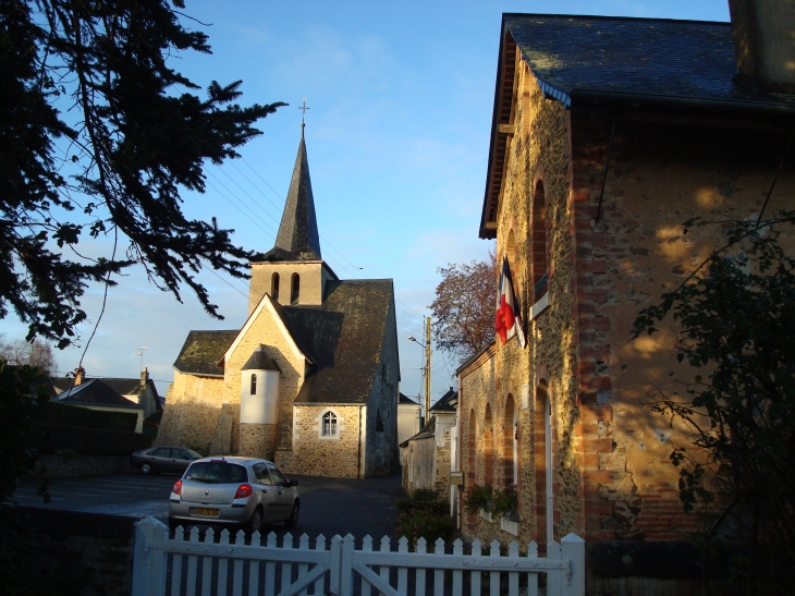 Mairie et église - Argenton-Notre-Dame