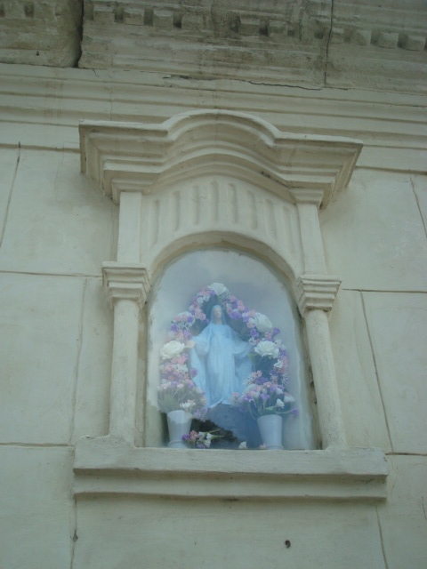 Niche.( Devant l'église) - Argenton-Notre-Dame