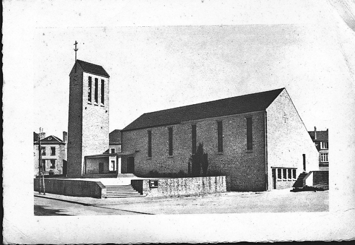L'église a été détruite lors de la bataille de Normandie, en août 1944. Elle a été reconstruite en 1955. - Aron