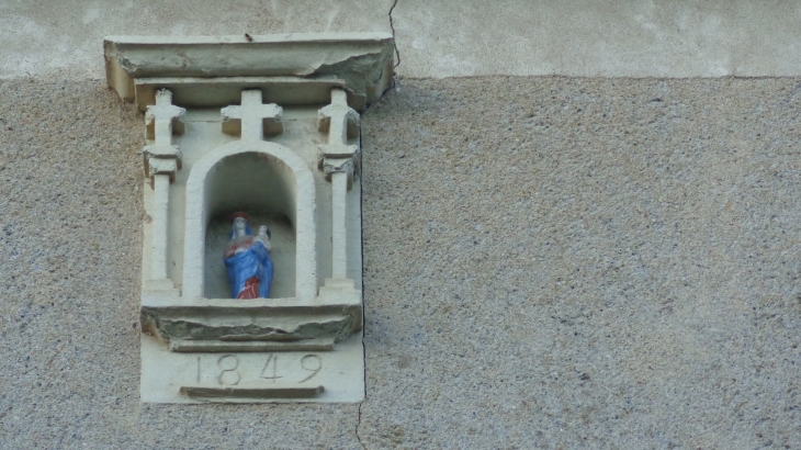 Niche-religieuse-de-facade-sur-une-maison-du-centre - Arquenay