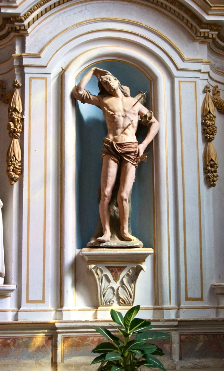 Détail : la statue du retable de la nef du XIe siècle. - Azé