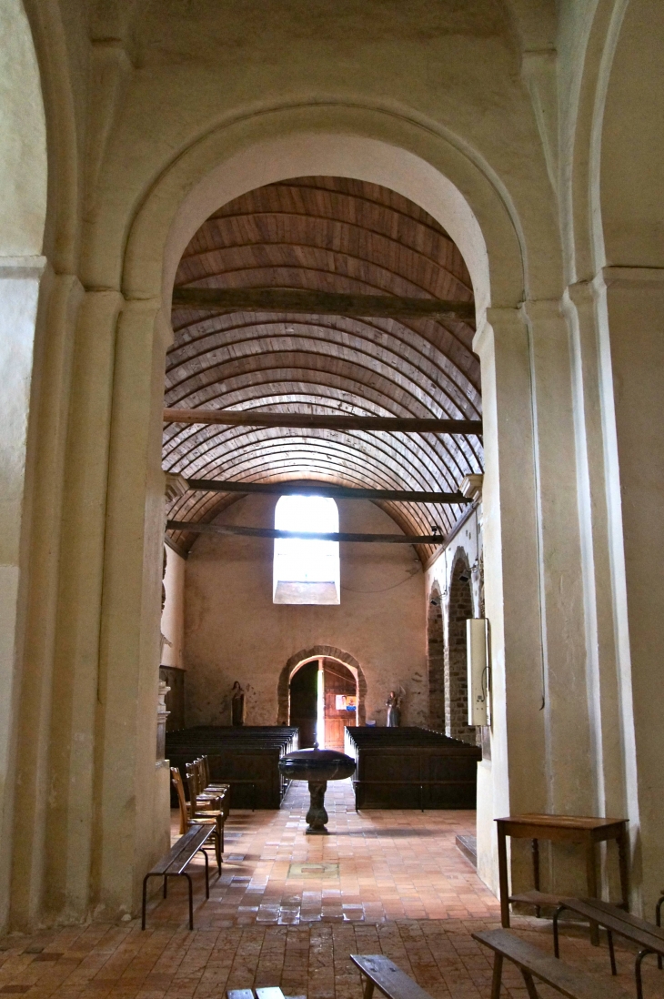 La nef du XIe siècle, vers le portail. Eglise saint Saturnin. - Azé
