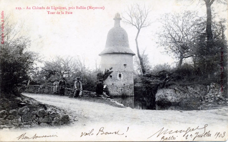 Au château de Lignières - Tour de la Fuie, ver 1903 (carte postale ancienne). - Ballée