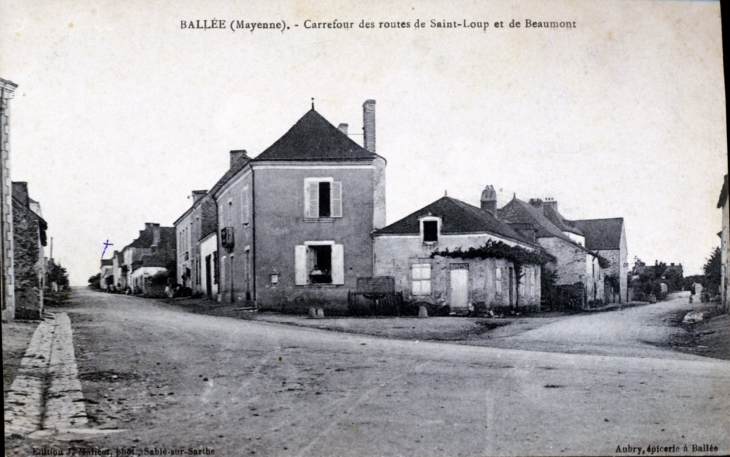 Carrefour des routes  de Saint-Loup et de Beaumont, vers 1913 (carte postale ancienne). - Ballée