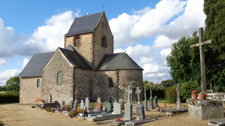 L'église est l'un des rares édifices entouré de son cimetière, aujourd'hui. - Bannes