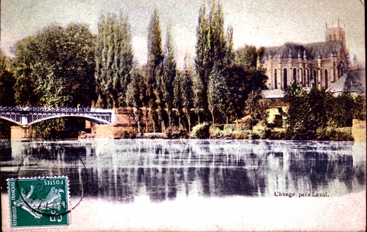 Vue sur l'église, vers 1909 (carte postale ancienne). - Changé