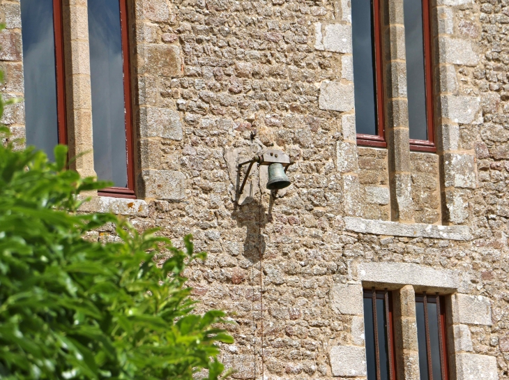 Dans la cour du château - Lassay-les-Châteaux