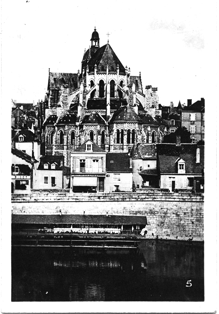 Basilique Notre-Dame, Bâteau-Lavoir sur la Mayenne (photo de 1943)