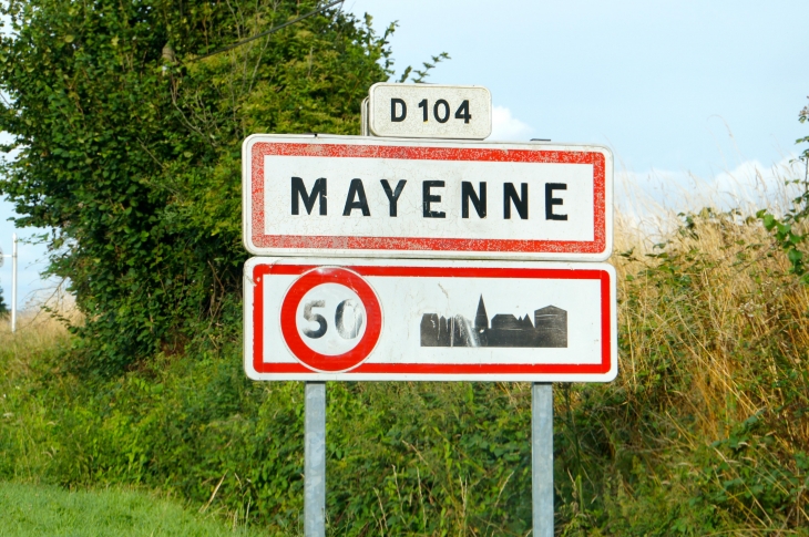 Autrefois : Mayenne n'est qu'à dix kilomètres de Jublains, ancienne capitale gauloise des Novinodunum. Voie Romaine.. La ville fut incendiée en 1063 par Guillaume le Conquérant.
