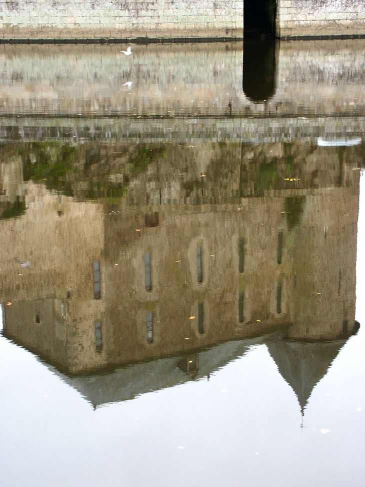 Reflet du château dans la Mayenne.
