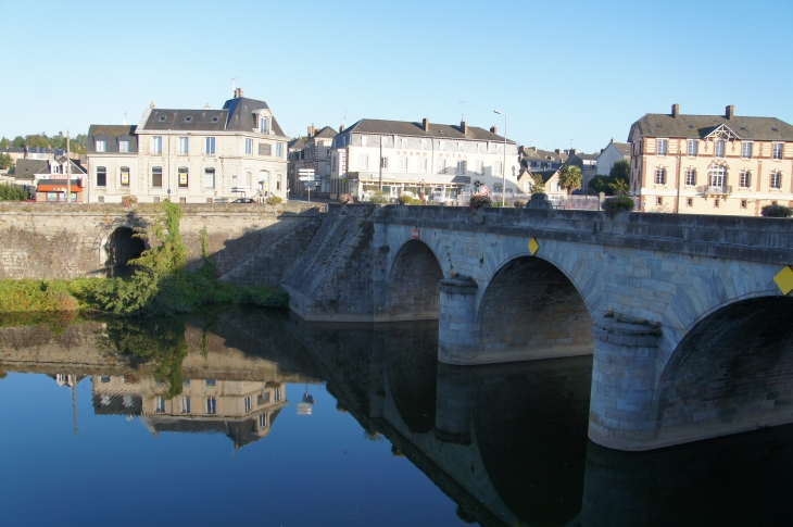 La Mayenne et le Pont de la N12.