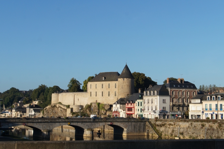 Vue sur le Vieux Château, en 2013. - Mayenne