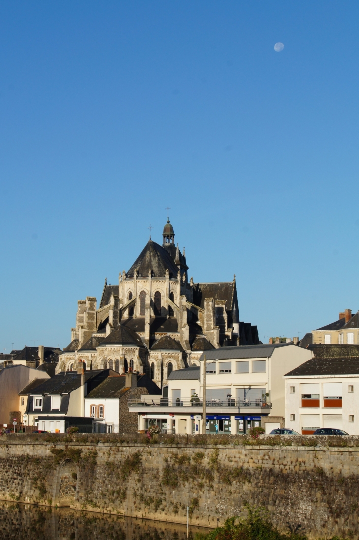 La Basilique Notre-Dame du XIIe siècle au XVIIIe siècle. - Mayenne