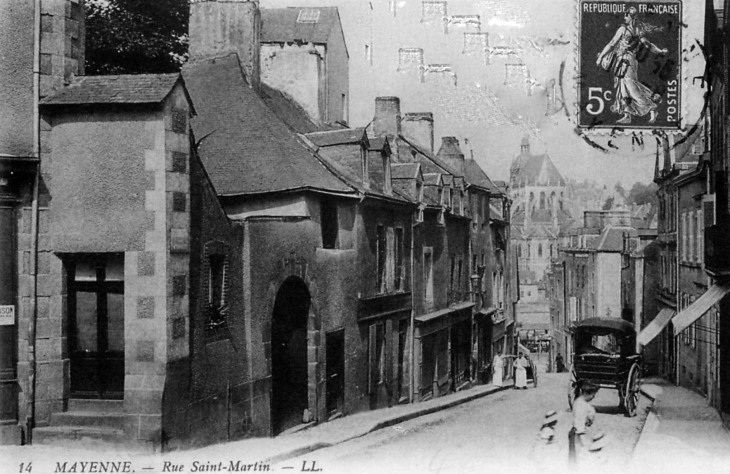 Rue Saint-Martin en descendant, vers 1910 (carte postale ancienne). - Mayenne