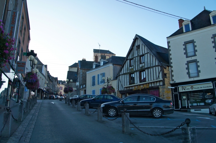 Rue Saint-Martin en montant, en 2013. - Mayenne