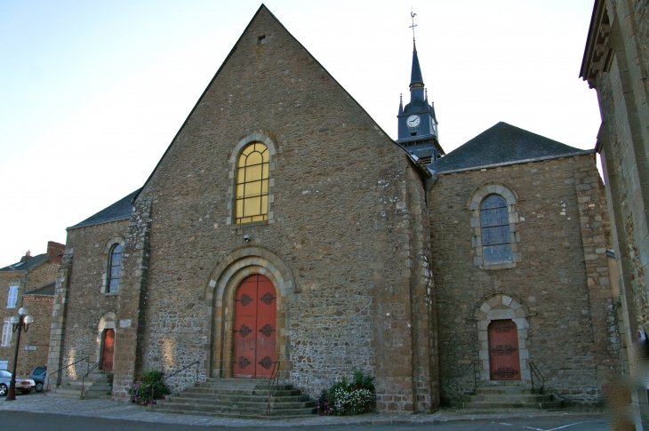 La façade occidentale de l'église Saint-Martin. - Mayenne