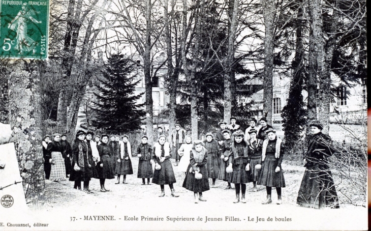 Ecole primaire supérieur de Jeunes Filles - Le Jeu de Boules, vers 1910 (carte postale ancienne). - Mayenne
