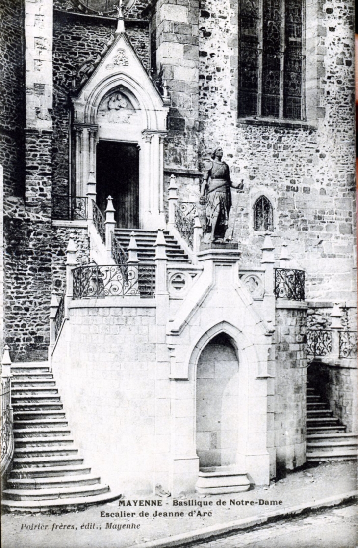 Basilique de Notre Dame - Escalier de Jeanne d'Arc, vers 1910 (carte postale ancienne). - Mayenne
