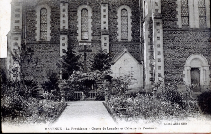 La Providence - Grotte de Lourdes et Calvaire de Pontmain, vers 1937 (carte postale ancienne). - Mayenne
