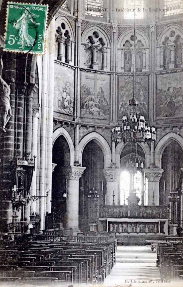 Intérieur de la Basilique, vers 1908 (carte postale ancienne). - Mayenne