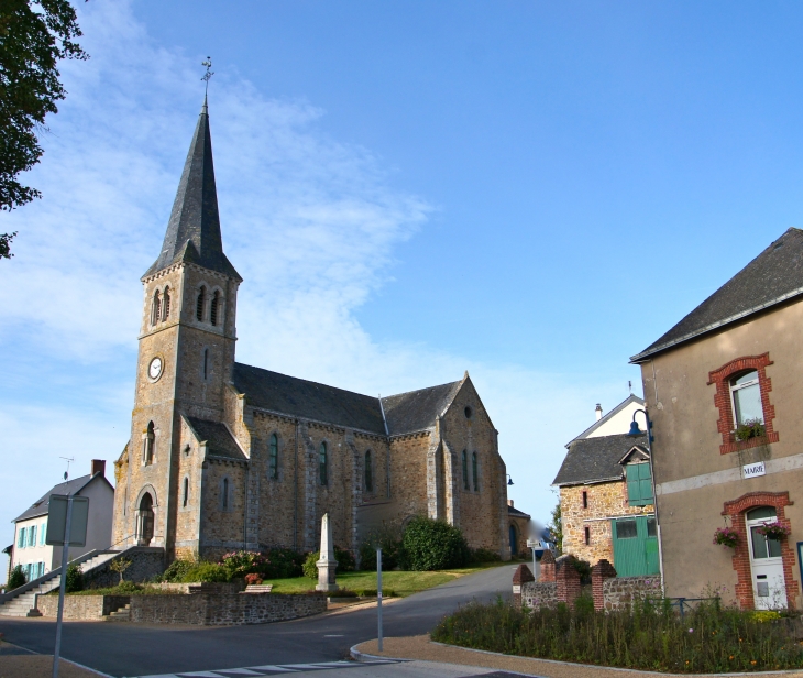 Façade latérale nord de l'église Saint Martin. - Montflours