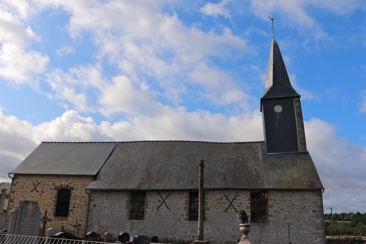 Façade Nord de l'église Saint Pierre et sa Croix Hosannière - Rennes-en-Grenouilles