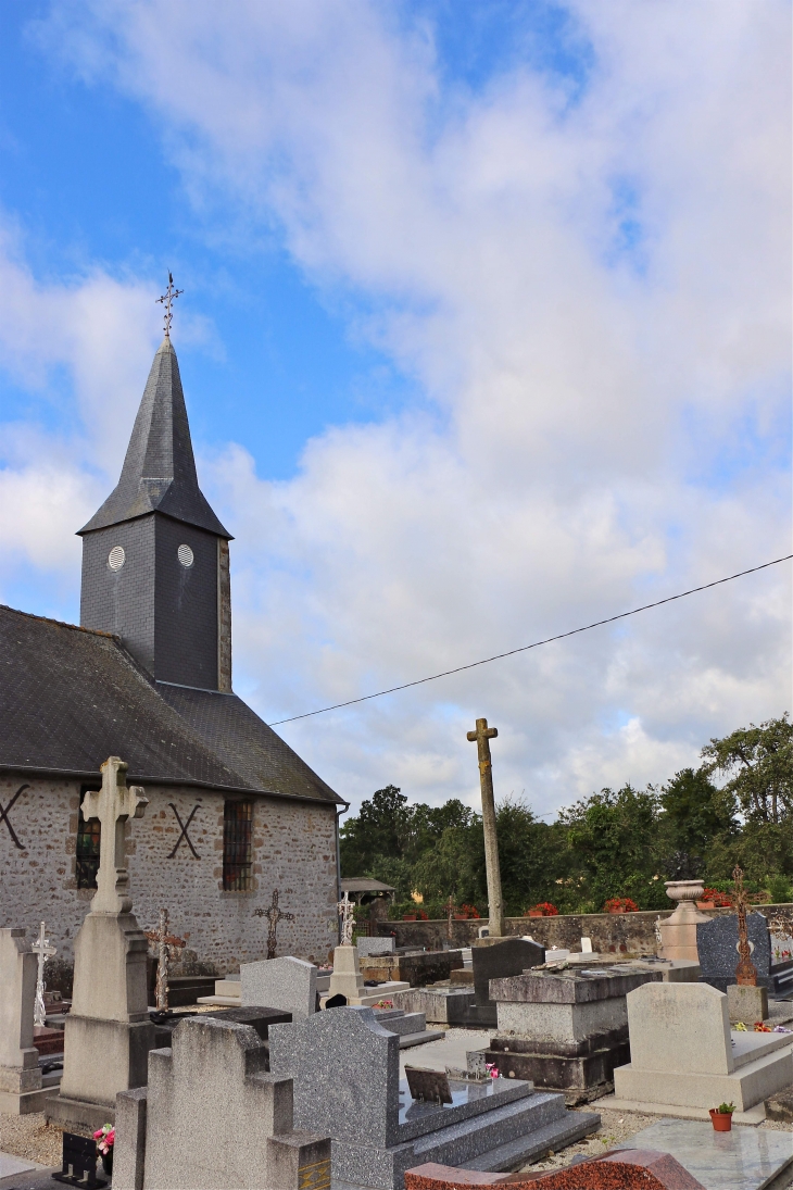 L'église Saint Pierre et sa Croix Hosannière - Rennes-en-Grenouilles