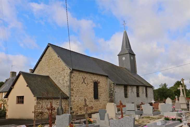 Le chevet et la façade nord de l'église Saint Pierre - Rennes-en-Grenouilles