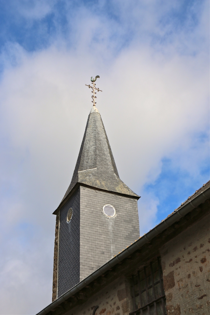 Le clocher de l'église Saint Pierre - Rennes-en-Grenouilles