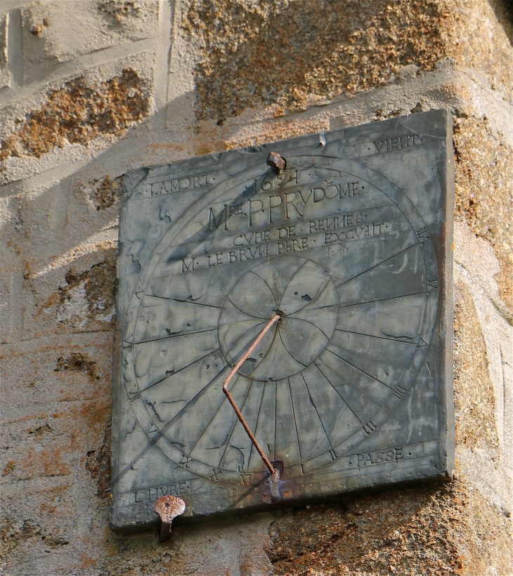 Sur la façade Sud de l'église saint Pierre se trouve un cadran solaire, gravé sur ardoise, portant la devise :  - Rennes-en-Grenouilles