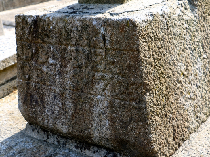 Le socle de la Croix Hosannière, en granit, porte le nom du commanditaire  - Rennes-en-Grenouilles