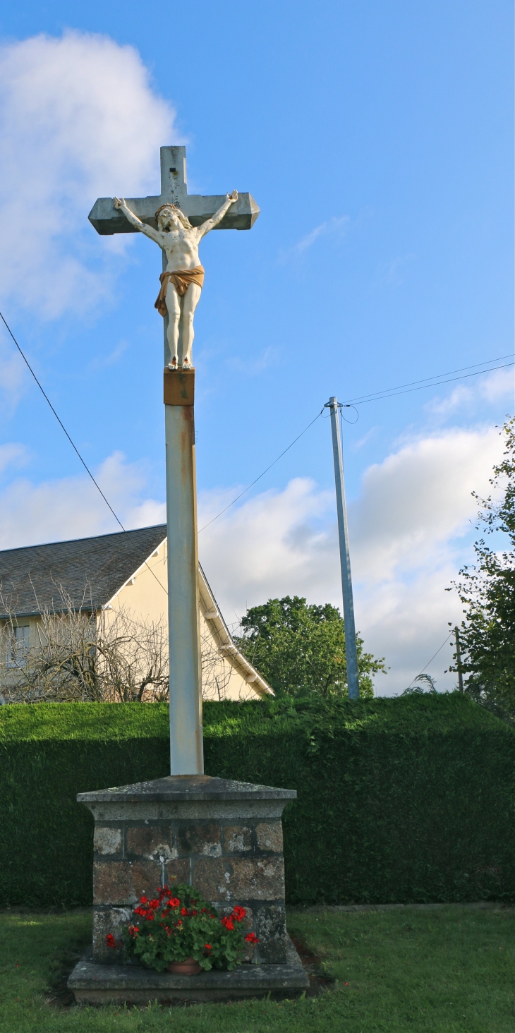 Croix monumentale du Christ près de l'église saint Pierre - Rennes-en-Grenouilles