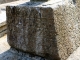 Photo suivante de Rennes-en-Grenouilles Le socle de la Croix Hosannière, en granit, porte le nom du commanditaire 