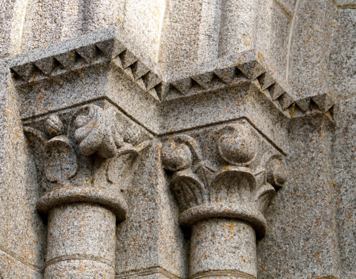 Chapiteaux du portail de l'église Saint Hippolyte. - Sacé