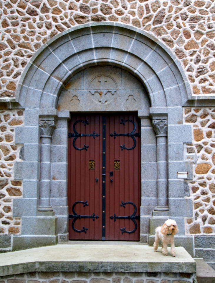 Le portail de la chapelle Notre Dame du Hec. - Saint-Georges-Buttavent