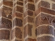 Intérieur de l'église. Sculpture sur des colonnes en grès roussard