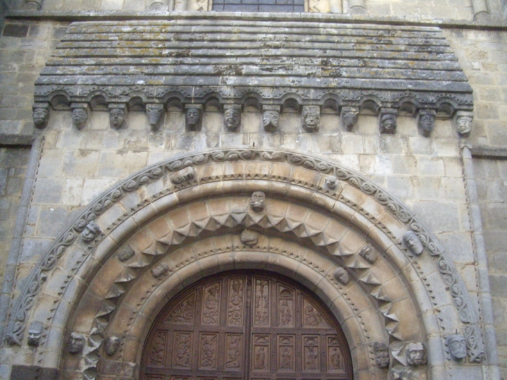 Détail du portail de l'église. - Fresnay-sur-Sarthe