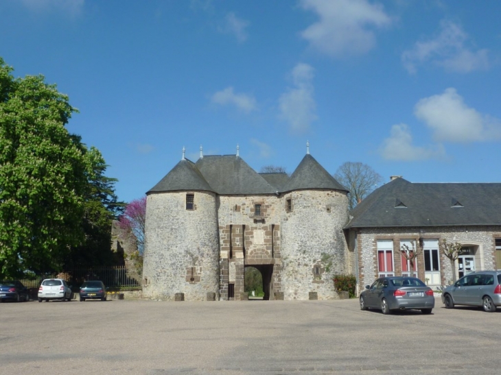 Entrée du château de Fresnay - Fresnay-sur-Sarthe