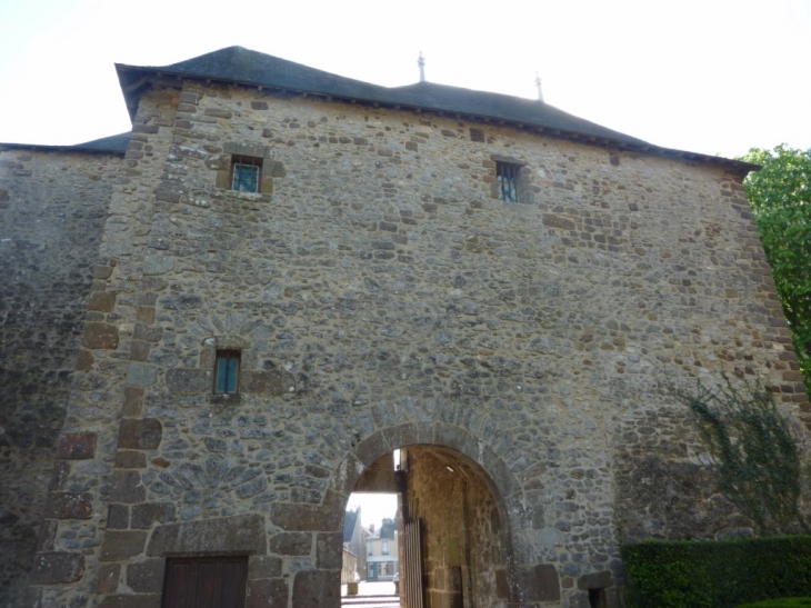 Porte du château coté cour - Fresnay-sur-Sarthe
