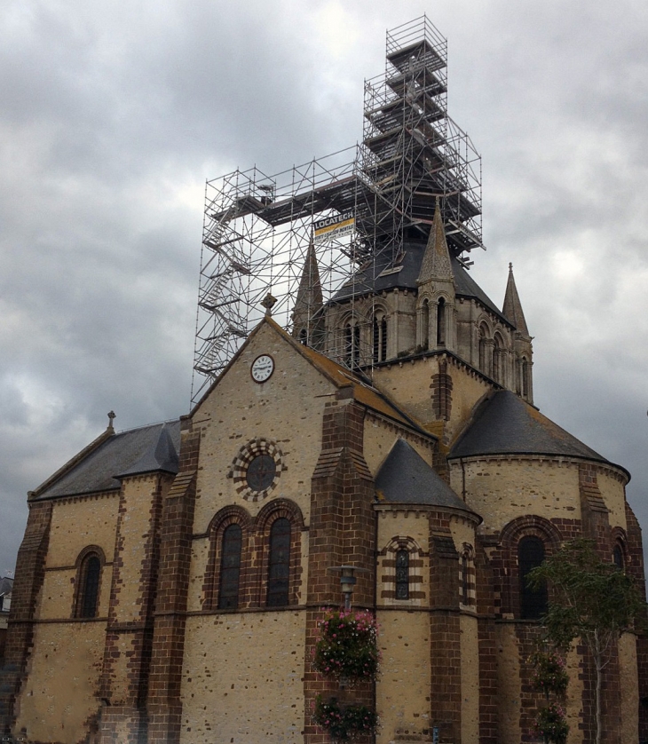 L'église en rénovation (photo de Jean-Louis DOUCY) - Fresnay-sur-Sarthe
