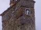 Statuette de la vierge dans une niche sur une cheminée d'une maison ancienne.