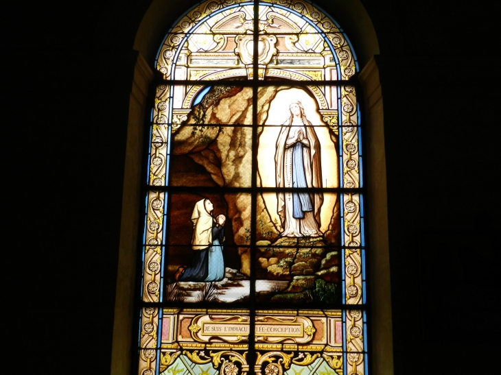 Vitraux dans l'église - La Chartre-sur-le-Loir