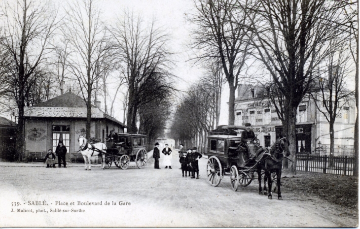 Place et Boulevard de la Gare, vers 1904 (carte postale ancienne). - Sablé-sur-Sarthe