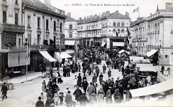 La Place de la Mairie un jour de Marché, vers 1904 (carte postale ancienne). - Sablé-sur-Sarthe