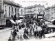 Photo suivante de Sablé-sur-Sarthe La Place de la Mairie un jour de Marché, vers 1904 (carte postale ancienne).