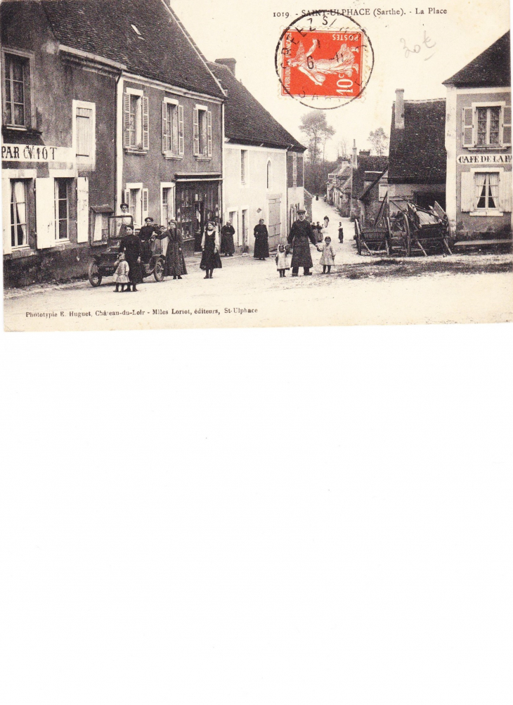 Départ de la rue de La Ferté Bernard depuis la place de l'Eglise - Saint-Ulphace