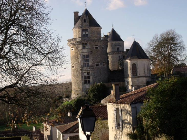 Un village niché au pied du chateau - Apremont