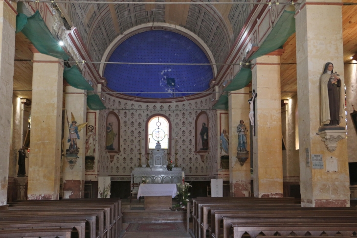 Eglise Saint Guy : la nef vers le choeur. - Damvix